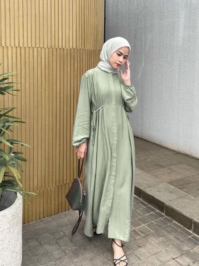 8 Pilihan Baju Lebaran Cantik Warna Sage Green yang Jadi Tren Tahun Ini