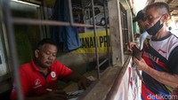 Sejumlah penjual tiket mengaku, bahwa hingga detik ini penjualan tiket tidak terlalu ramai.
