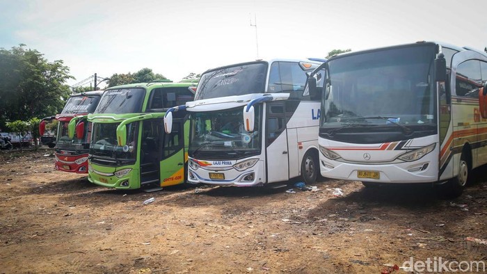 Penjualan tiket bus pada musim mudik tahun ini diakui para agen perjalanan kurang bergairah. Hal ini diduga karena banyaknya kegiatan mudik gratis.