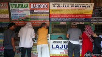 Sejumlah calon pembeli membeli tiket mudik bus di Terminal Bayangan Lembang, Tangerang Selatan, Minggu (16/4/2023).