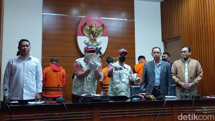 Barang bukti korupsi Walkot Bandung Yana Mulyana (Anggi Muliawati/detikcom)