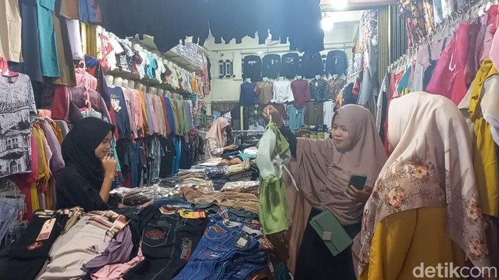 Berburu baju lebaran di Pasar Los Jambi.