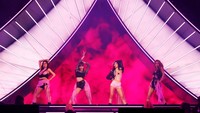 BLACKPINK tampil live dengan iringan band. Foto: Getty Images for Coachella/Frazer Harrison