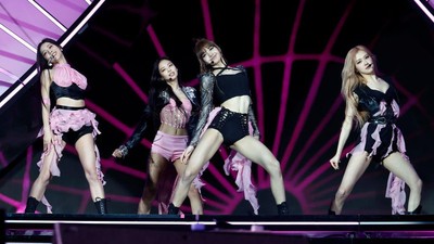 8 Gaya BLACKPINK di Coachella 2023, Seksi Pakai Kostum Dolce & Gabbana