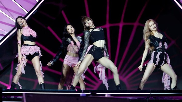 8 Gaya BLACKPINK di Coachella 2023, Seksi Pakai Kostum Dolce & Gabbana