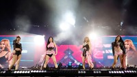 BLACKPINK menunjukkan charisma berbeda dengan saat konser. Foto: Getty Images for Coachella/Frazer Harrison