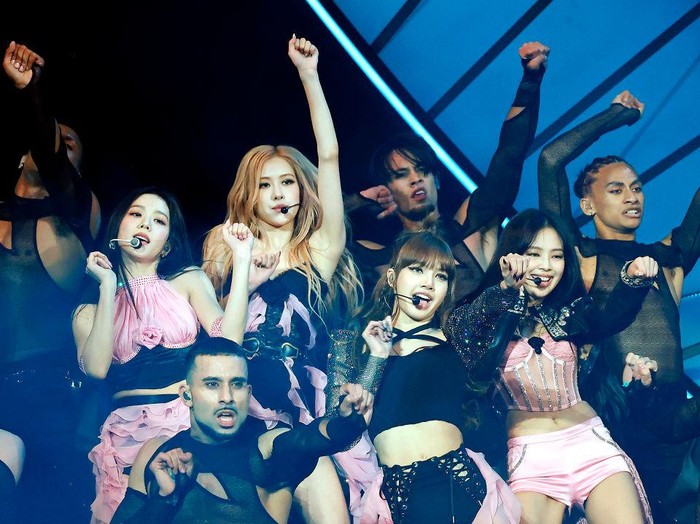 INDIO, CALIFORNIA - APRIL 15: (L-R) Jisoo, Rosé, Lisa, and Jennie of BLACKPINK perform at the Coachella Stage during the 2023 Coachella Valley Music and Arts Festival on April 15, 2023 in Indio, California. (Photo by Frazer Harrison/Getty Images for Coachella)