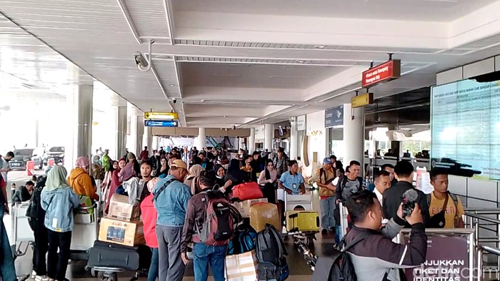 Calon penumpang di terminal keberangkatan Bandara Hang Nadim Batam. (Alamudin/detikSumut)