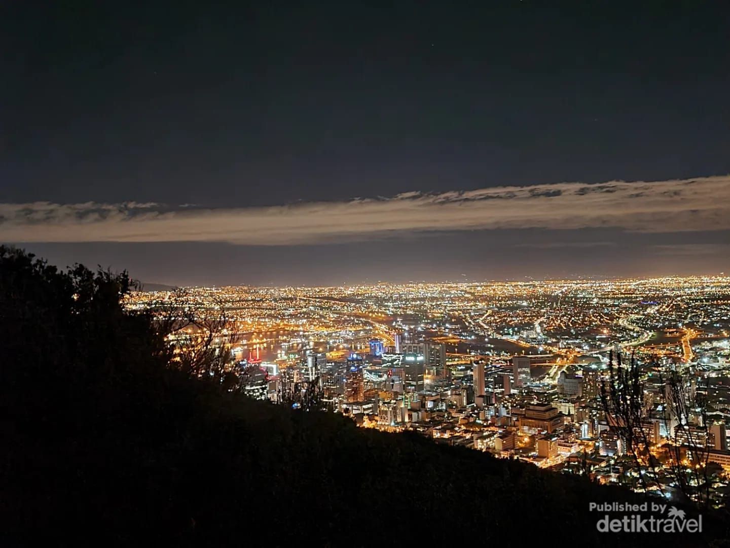 Suasana kota Cape Town di malam hari