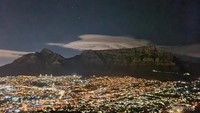 Suasana kota Cape Town di malam hari