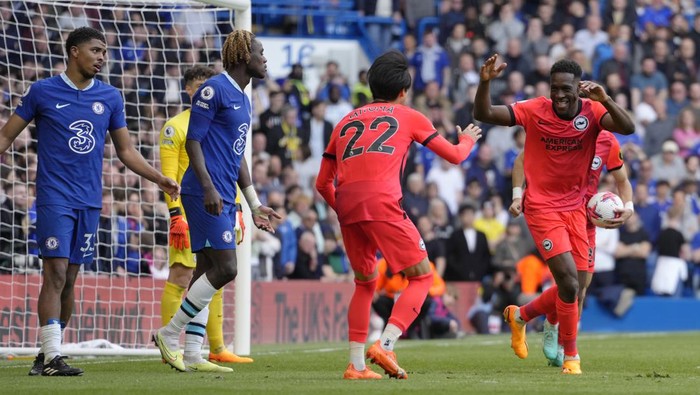 Brightons Danny Welbeck, right, celebrates after scoring his sides first goal during the English Premier League soccer match between Chelsea and Brighton and Hove Albion at Stamford Bridge stadium in London, Saturday, April 15, 2023. (AP Photo/Kirsty Wigglesworth)
