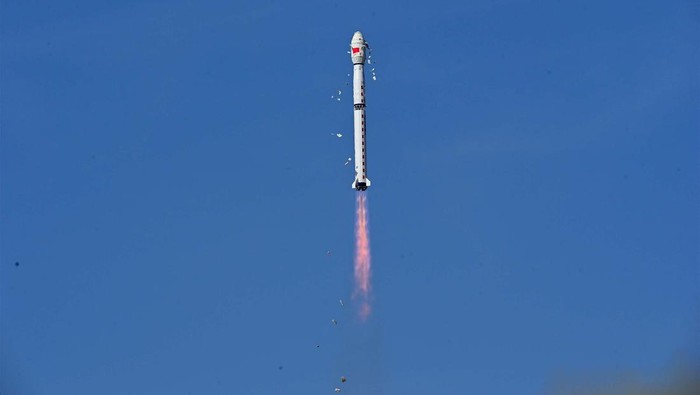 The Long March-4B carrier rocket carrying the Fengyun-3 07 weather satellite, takes off from Jiuquan Satellite Launch Center, near Jiuquan, Gansu province, China April 16, 2023. cnsphoto via REUTERS ATTENTION EDITORS - THIS IMAGE WAS PROVIDED BY A THIRD PARTY. CHINA OUT.