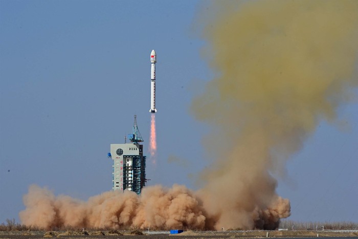 The Long March-4B carrier rocket carrying the Fengyun-3 07 weather satellite, takes off from Jiuquan Satellite Launch Center, near Jiuquan, Gansu province, China April 16, 2023. cnsphoto via REUTERS ATTENTION EDITORS - THIS IMAGE WAS PROVIDED BY A THIRD PARTY. CHINA OUT.