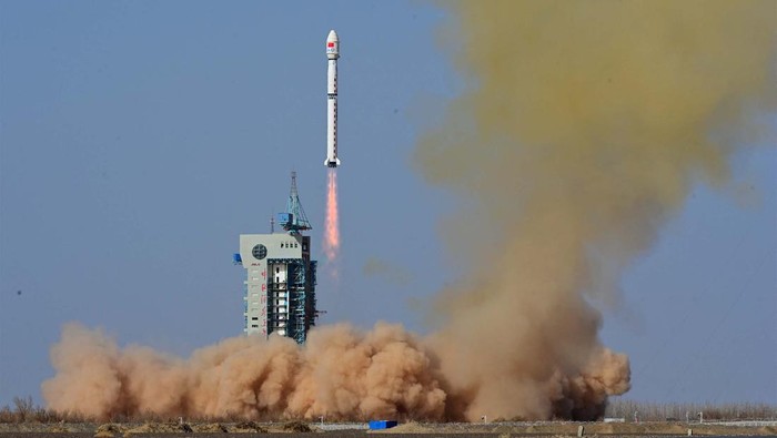 The Long March-4B carrier rocket carrying the Fengyun-3 07 weather satellite, takes off from Jiuquan Satellite Launch Center, near Jiuquan, Gansu province, China April 16, 2023. cnsphoto via REUTERS ATTENTION EDITORS - THIS IMAGE WAS PROVIDED BY A THIRD PARTY. CHINA OUT.