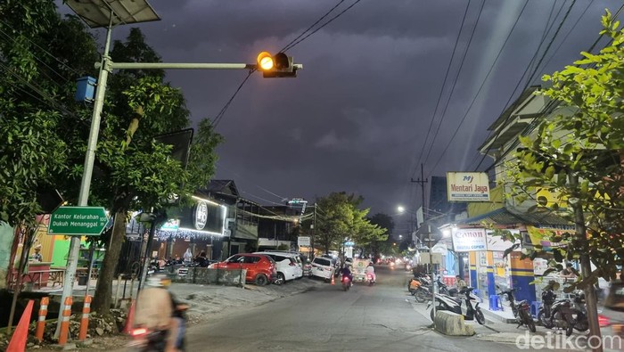 cuaca mendung gelap di surabaya