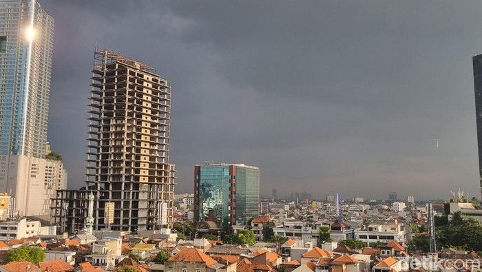 cuaca mendung gelap di surabaya