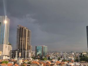 Sedia Payung Rek! Hujan Petir Malam Hari di Surabaya 22 Januari 2024
