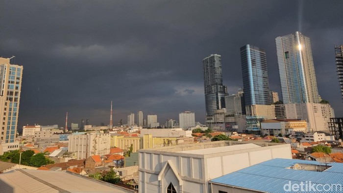 cuaca mendung gelap di surabaya