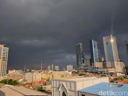 BMKG Peringatkan Cuaca Ekstrem di Jatim, Potensi Banjir dan Hujan Es