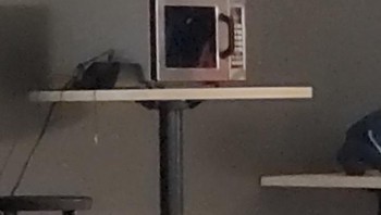 “Microwave menyatu dengan dinding...” Foto: Brightside