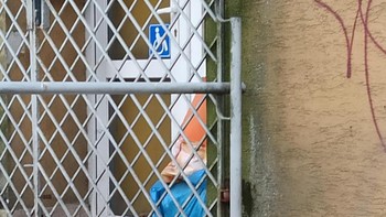 Tumpukan sampah yang tampak seperti memantau. Foto: Brightside