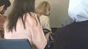 Di angle foto ini, seorang gadis di kelasku wajah sampingnya tampak seperti anjing. Foto: Brightside