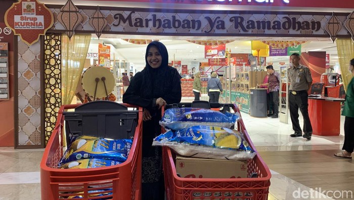 Dina usai menggunakan voucher belanja di Transmart yang dia dapatkan