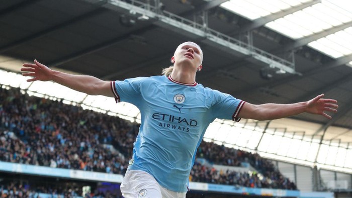 MANCHESTER, ENGLAND - APRIL 15: Erling Haaland of Manchester City celebrates after scoring their sides third goal during the Premier League match between Manchester City and Leicester City at Etihad Stadium on April 15, 2023 in Manchester, England. (Photo by James Gill - Danehouse/Getty Images)