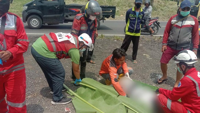Evakuasi korban kecelakaan di Mojokerto yang tewas setelah tertabrak mobil