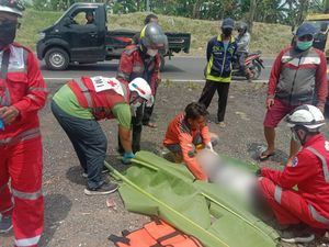 Biker Mojokerto Tewas Usai Oleng Kena Letusan Ban Truk Lalu Tabrak Mobil