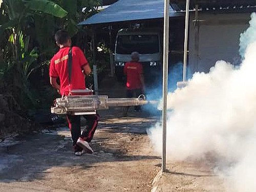 Petugas kesehatan melakukan fogging di Lingkungan Ujung Pesisi, Desa Tumbu, Kecamatan/Kabupaten Karangasem, Minggu (16/4/2023).
