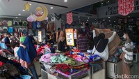 Pusat perbelanjaan tersebut diserbu pembeli sejak pagi hari.