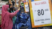 Diskon besar-besaran yang dibuat oleh pusat perbelanjaan tersebut membuat daya tarik bagi masyarakat.