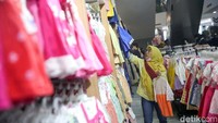Pihak pusat perbelanjaan memprediksi, semakin mendekati hari raya Idul Fitri akan semakin ramai pengunjung.