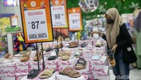Tidak hanya baju, sandal dan sepatu juga diserbu.