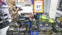 Seorang warga tengah memilih kain sarung.