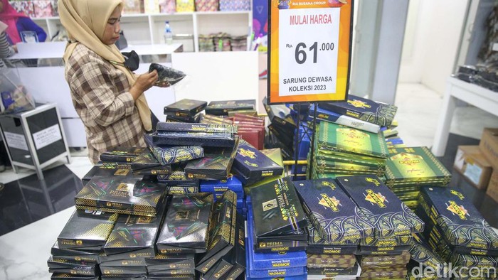 Warga mulai berburu baju baru jelang Lebaran 2023. Seperti terlihat di salah satu pusat perbelanjaan di kawasan Tangerang Selatan, Minggu (16/4/2023).