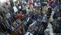 Sejumlah warga memadati pusat perbelanjaan di kawasan Tangerang Selatan, Minggu (16/4/2023).