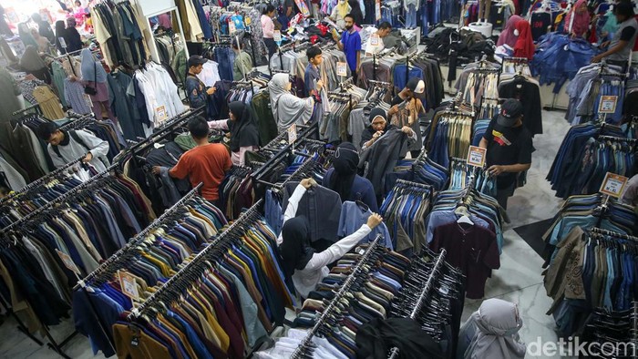 Gaspol! H-6 Warga Berburu Baju Lebaran Warga mulai berburu baju baru jelang Lebaran 2023. Seperti terlihat di salah satu pusat perbelanjaan di kawasan Tangerang Selatan, Minggu (16/4/2023).