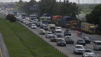Sejumlah kendaraan antre memasuki pintu gerbang Palimanan 3 tol Cipali di Cirebon, Jawa Barat, Minggu (16/4/2023).