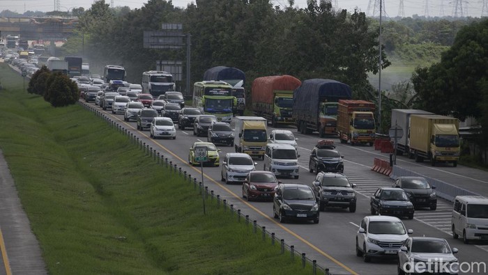 Sejumlah kendaraan antre memasuki pintu gerbang Palimanan 3 tol Cipali di Cirebon, Jawa Barat, Minggu (16/4/2023). Memasuki H-6 Lebaran, arus mudik di Tol Cipali menuju Tol Palikanci terpantau mulai ramai. ANTARA FOTO/Dedhez Anggara/nym.