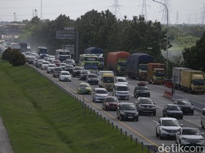 Banyak Pemudik Berhenti di Bahu Jalan, Lalin Tol Cipali Km 155 Macet