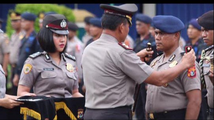 Iptu Suriadin saat menerima kenaikan pangkat luar biasa karena seorang diri menangkap pemburu 100 ekor rusa di Pulau Komodo.