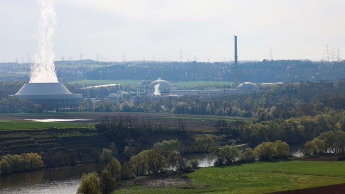 Demonstrators unfold a banner outside the Neckarwestheim nuclear power plant, as Germany shuts down its last nuclear power plants in Neckarwestheim, Germany, April 15, 2023. REUTERS/Heiko Becker
