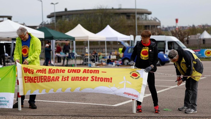 Demonstrators unfold a banner outside the Neckarwestheim nuclear power plant, as Germany shuts down its last nuclear power plants in Neckarwestheim, Germany, April 15, 2023. REUTERS/Heiko Becker