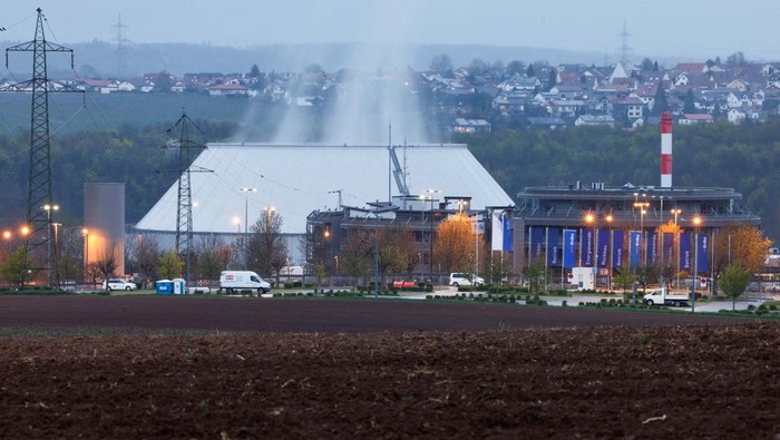 Jerman Resmi Tutup Tiga PLTN Demonstrators unfold a banner outside the Neckarwestheim nuclear power plant, as Germany shuts down its last nuclear power plants in Neckarwestheim, Germany, April 15, 2023. REUTERS/Heiko Becker