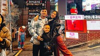 Selama di Korea, aktris berusia 35 tahun ini didampingi oleh suami dan putra sulungnya. Ia juga mengaku merasa gugup sebelum menjalani prosedur operasi. (Foto: Instagram @inijedar)