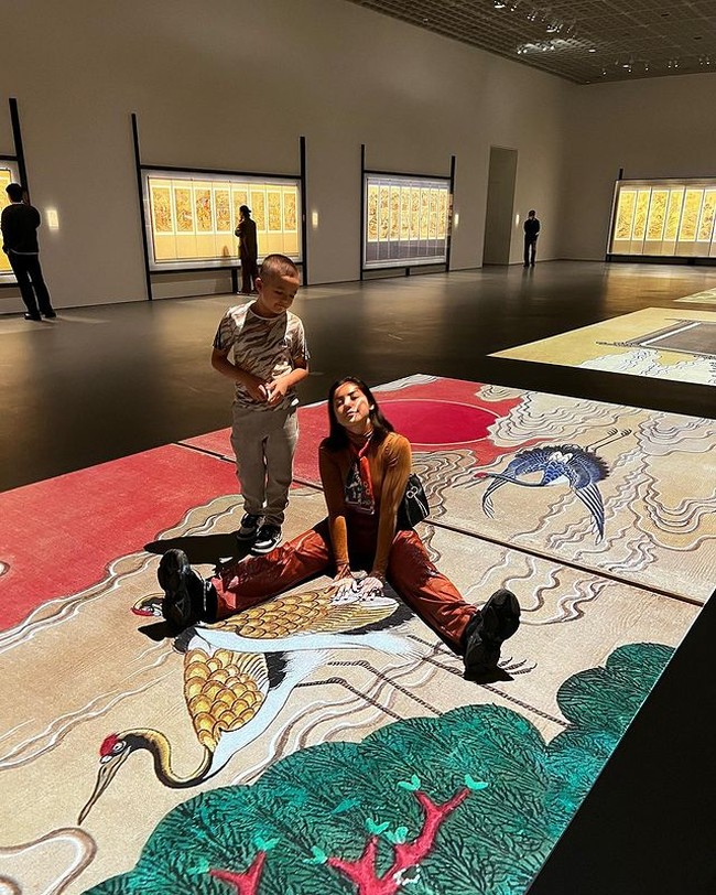 Sambil menunggu pemulihan pascaoperasi, ibu dua anak ini menyempatkan jalan-jalan di Kota Seoul. Foto: Instagram @inijedar