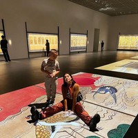 Sambil menunggu pemulihan pascaoperasi, ibu dua anak ini menyempatkan jalan-jalan di Kota Seoul. Foto: Instagram @inijedar