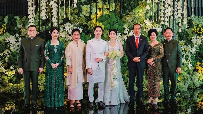 Jokowi menghadiri pernikahan Kevin Sanjaya yang diresmikan di catatan sipil.